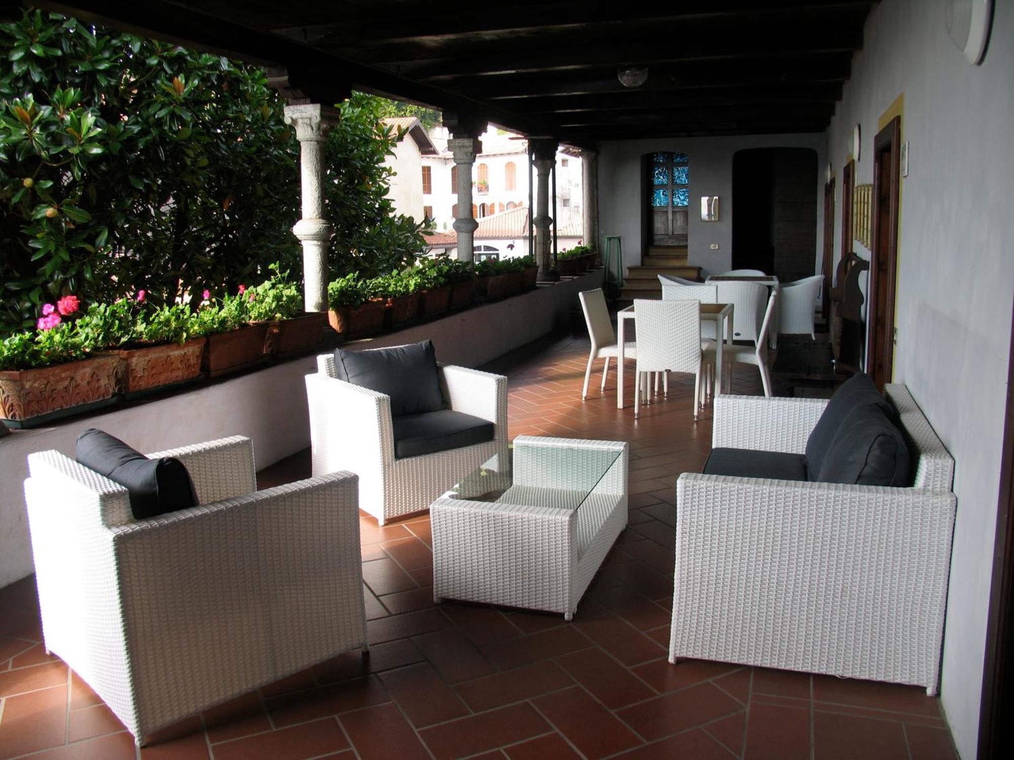 Hostal Casamariuccia Massino Visconti Exterior foto